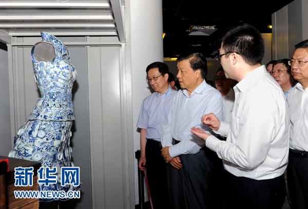 這是7月22日，劉云山在上海國家對(duì)外文化貿(mào)易基地調(diào)研。新華社記者 饒愛民 攝 