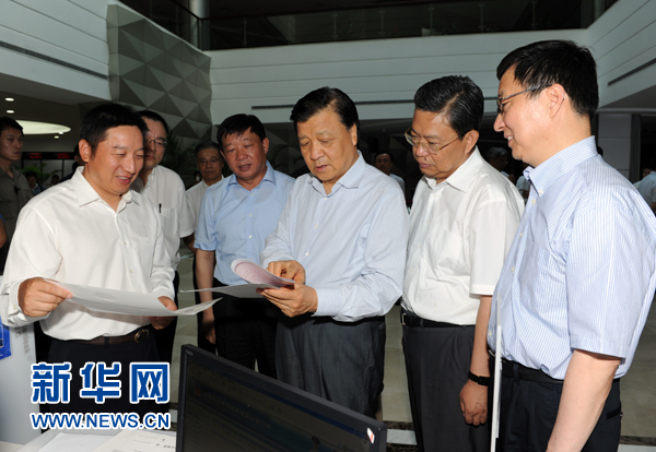  7月22日至23日，中共中央政治局常委、中央書記處書記劉云山在上海調(diào)研。這是7月22日，劉云山在中國（上海）自貿(mào)試驗(yàn)區(qū)外高橋綜合服務(wù)大廳調(diào)研。新華社記者 饒愛民 攝 