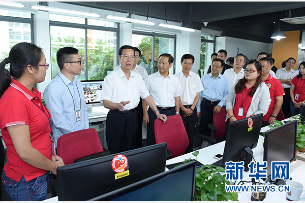 9月16日至18日，中共中央政治局常委、國務(wù)院副總理張高麗在廣西調(diào)研。這是9月17日，張高麗在南寧美麗傳說公司調(diào)研承接產(chǎn)業(yè)轉(zhuǎn)移和開展跨境電子商務(wù)情況。 新華社記者張鐸攝 