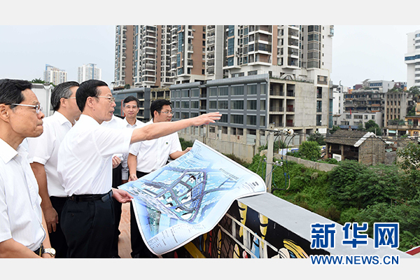 9月16日至18日，中共中央政治局常委、國務(wù)院副總理張高麗在廣西調(diào)研。這是9月16日，張高麗實(shí)地考察南寧水街棚戶區(qū)改造項(xiàng)目現(xiàn)場(chǎng)。 新華社記者張鐸攝 