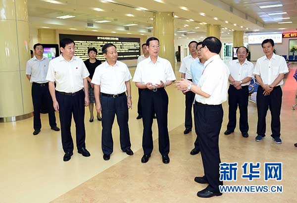 9月16日至18日，中共中央政治局常委、國務(wù)院副總理張高麗在廣西調(diào)研。這是9月17日，張高麗在南寧市公共資源交易中心對(duì)外服務(wù)大廳了解自治區(qū)簡政放權(quán)有關(guān)工作。 新華社記者張鐸攝