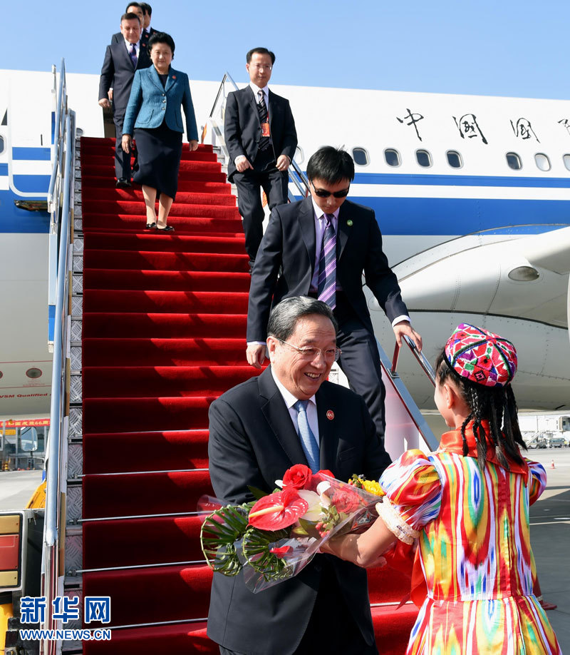 9月25日，以中共中央政治局常委、全國政協(xié)主席俞正聲為團(tuán)長的中央代表團(tuán)飛抵烏魯木齊，出席新疆維吾爾自治區(qū)成立60周年慶?；顒?dòng)。新華社記者 饒愛民 攝