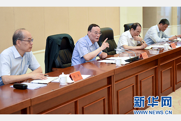 9月24日至26日，中共中央政治局常委、中央紀(jì)委書記王岐山在福建調(diào)研。這是9月25日，王岐山在上杭縣古田鎮(zhèn)主持召開座談會，聽取黨員和群眾代表對修訂廉政準(zhǔn)則和黨紀(jì)處分條例的意見建議。新華社記者張鐸攝