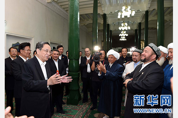 9月26日，中共中央政治局常委、全國政協(xié)主席、中央代表團(tuán)團(tuán)長(zhǎng)俞正聲率中央代表團(tuán)部分成員赴喀什看望各族干部群眾。這是俞正聲等來到喀什市艾提尕爾清真寺，與喀什地區(qū)宗教人士代表交流。新華社記者 饒愛民 攝  