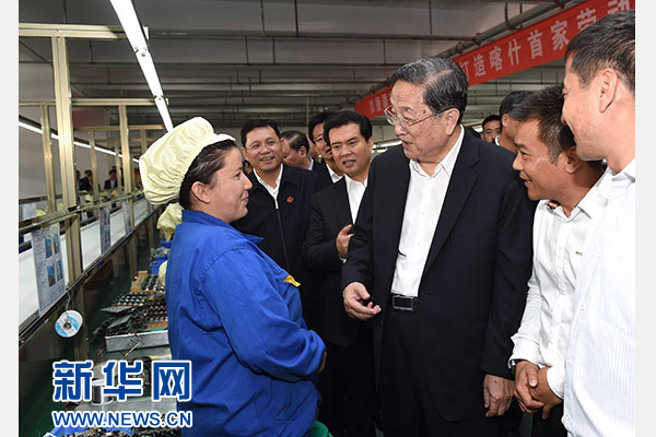 這是俞正聲等在喀什經(jīng)濟(jì)開發(fā)區(qū)深圳產(chǎn)業(yè)園視察電子產(chǎn)品生產(chǎn)線，并與現(xiàn)場(chǎng)工人親切交流。新華社記者 饒愛民 攝