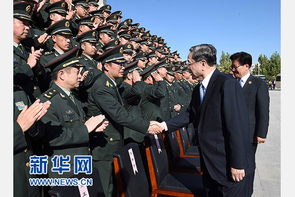 這是俞正聲等赴南疆軍區(qū)慰問，會(huì)見官兵代表。新華社記者 饒愛民 攝