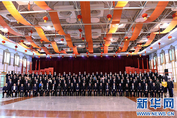 這是俞正聲同喀什地區(qū)有關(guān)負(fù)責(zé)同志、各界人士代表、援疆干部代表合影留念。新華社記者 饒愛民 攝