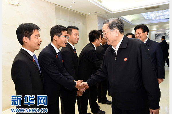 這是俞正聲會(huì)見在喀什地區(qū)鄉(xiāng)鎮(zhèn)工作的內(nèi)地高校畢業(yè)生代表。新華社記者 饒愛民 攝