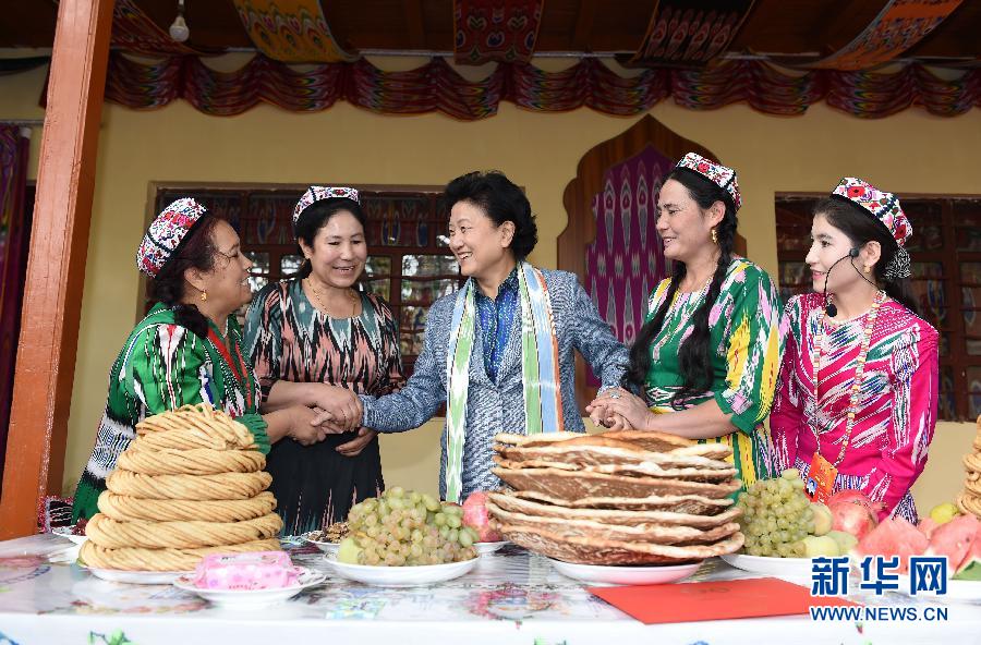 　9月26日，中共中央政治局委員、國務(wù)院副總理、中央代表團(tuán)副團(tuán)長劉延?xùn)|率中央代表團(tuán)分團(tuán)到和田地區(qū)看望慰問各族干部群眾。這是劉延?xùn)|在和田市吉亞鄉(xiāng)喀勒塔吐格曼村與維吾爾族群眾在一起。新華社記者張領(lǐng)攝