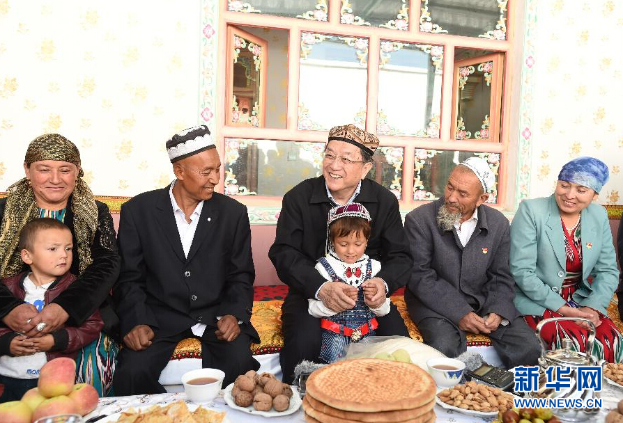 9月27日，中共中央政治局常委、全國政協(xié)主席、中央代表團(tuán)團(tuán)長俞正聲率中央代表團(tuán)部分成員赴喀什地區(qū)莎車縣看望各族干部群眾。這是俞正聲在莎車縣艾力西湖鎮(zhèn)21村看望維吾爾族村民阿布來提&middot;阿不力孜一家。新華社記者 高潔 攝