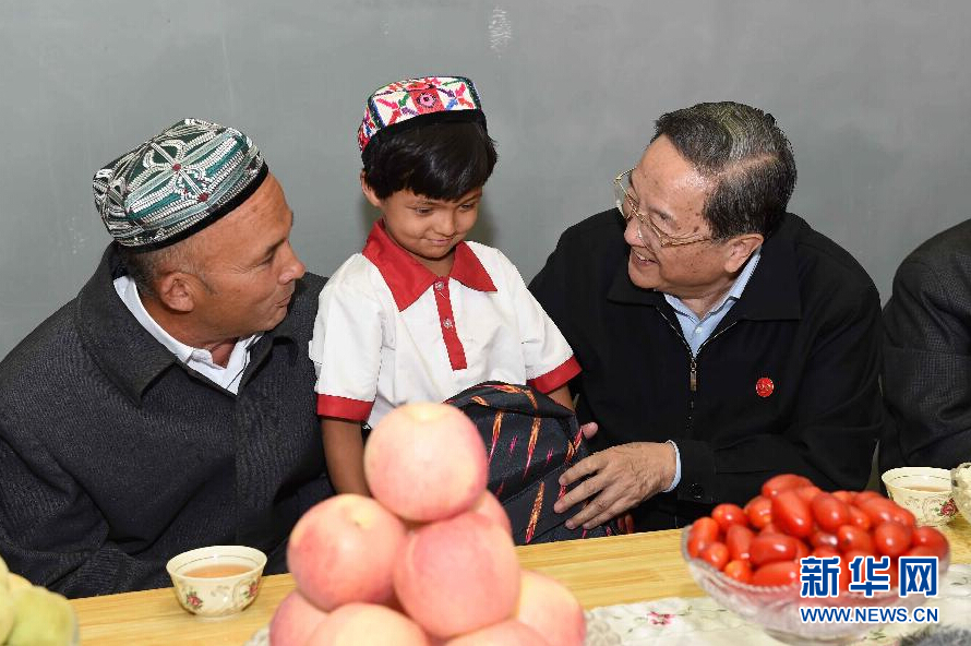 9月27日，中共中央政治局常委、全國政協(xié)主席、中央代表團(tuán)團(tuán)長俞正聲率中央代表團(tuán)部分成員赴喀什地區(qū)莎車縣看望各族干部群眾。這是俞正聲到新疆生產(chǎn)建設(shè)兵團(tuán)第三師莎車農(nóng)場維吾爾族團(tuán)場職工家中看望，并向小朋友贈送學(xué)習(xí)用品。新華社記者 饒愛民 攝