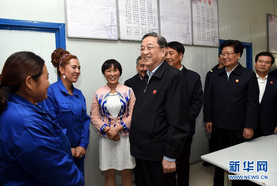 9月27日，中共中央政治局常委、全國政協(xié)主席、中央代表團(tuán)團(tuán)長俞正聲率中央代表團(tuán)部分成員來到新疆英吉沙縣喀什中興手套有限公司考察。新華社記者 饒愛民 攝 