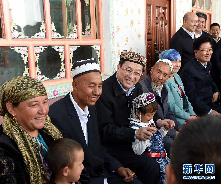 9月27日，中共中央政治局常委、全國政協(xié)主席、中央代表團(tuán)團(tuán)長俞正聲率中央代表團(tuán)部分成員赴喀什地區(qū)莎車縣看望各族干部群眾。這是俞正聲在莎車縣艾力西湖鎮(zhèn)21村看望維吾爾族村民阿布來提&middot;阿不力孜一家。新華社記者 饒愛民 攝