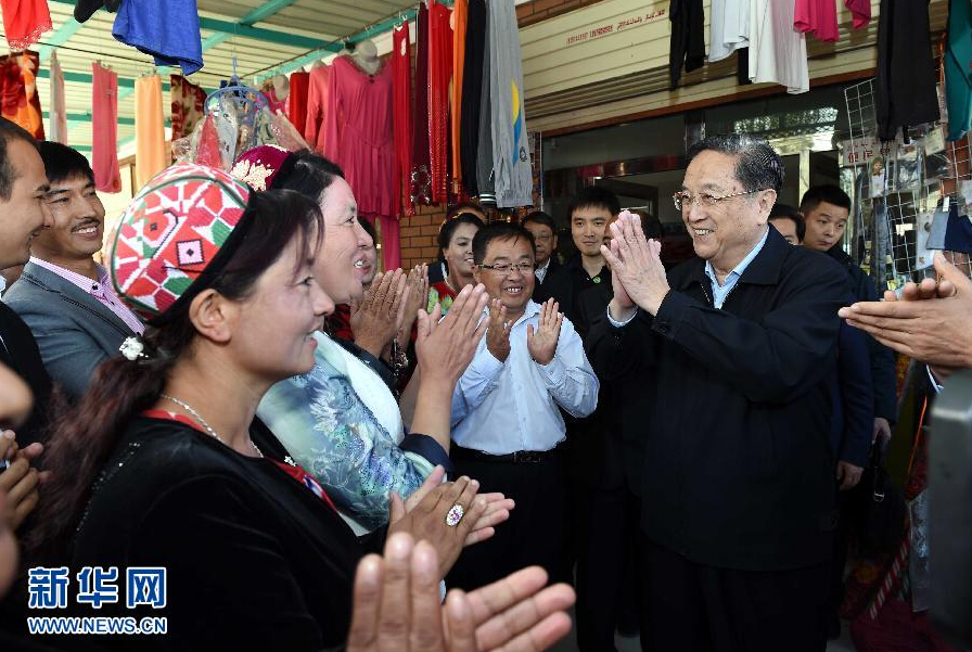 9月27日，中共中央政治局常委、全國政協(xié)主席、中央代表團(tuán)團(tuán)長俞正聲率中央代表團(tuán)部分成員赴喀什地區(qū)莎車縣看望各族干部群眾。這是俞正聲在莎車縣艾力西湖鎮(zhèn)21村看望慰問維吾爾族群眾。新華社記者 饒愛民 攝