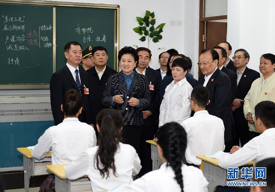 9月27日，中共中央政治局委員、國務院副總理、中央代表團副團長劉延東率中央代表團分團，帶著黨中央、國務院的親切關懷和全國各族人民的深切情誼，來到和田地區(qū)、阿克蘇地區(qū)慰問各族干部群眾，并祝賀大家中秋節(jié)快樂。這是劉延東視察對口援建的和田天津中學。新華社記者 張領 攝