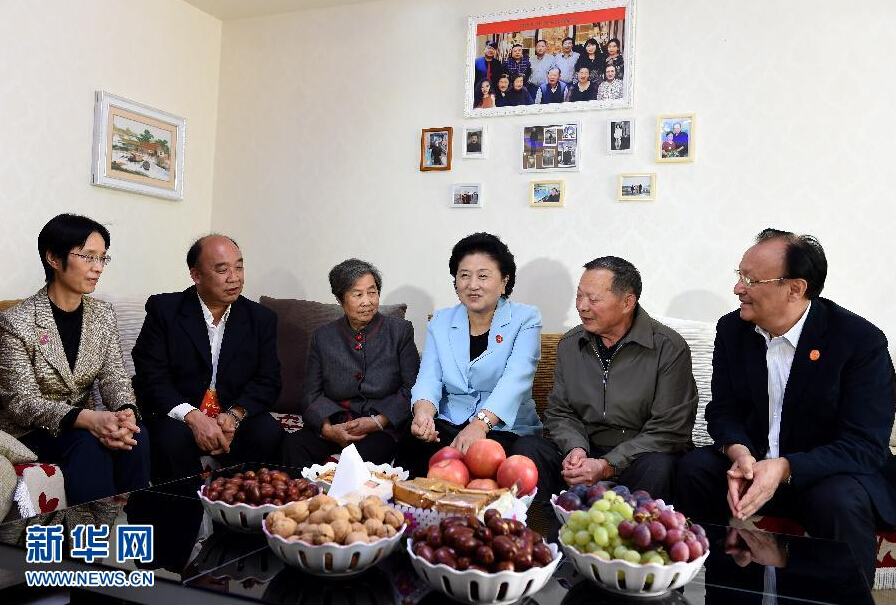 9月27日，中共中央政治局委員、國務院副總理、中央代表團副團長劉延東率中央代表團分團，帶著黨中央、國務院的親切關懷和全國各族人民的深切情誼，來到和田地區(qū)、阿克蘇地區(qū)慰問各族干部群眾，并祝賀大家中秋節(jié)快樂。這是劉延東來到新疆生產建設兵團第一師五團團場退休職工包春祥家中慰問。新華社記者 張領 攝