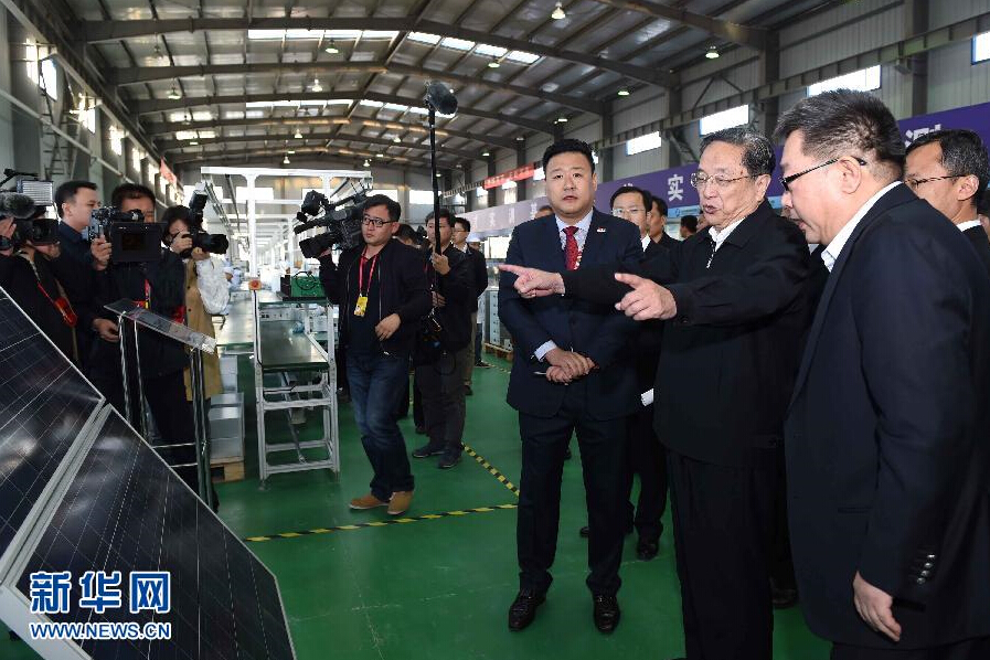 9月28日，中共中央政治局常委、全國政協(xié)主席、中央代表團(tuán)團(tuán)長俞正聲率中央代表團(tuán)部分成員赴祖國最西端的新疆克孜勒蘇柯爾克孜自治州看望慰問各族干部群眾。這是俞正聲來到阿圖什市昆山產(chǎn)業(yè)園新疆中興能源公司視察工作。新華社記者 饒愛民 攝