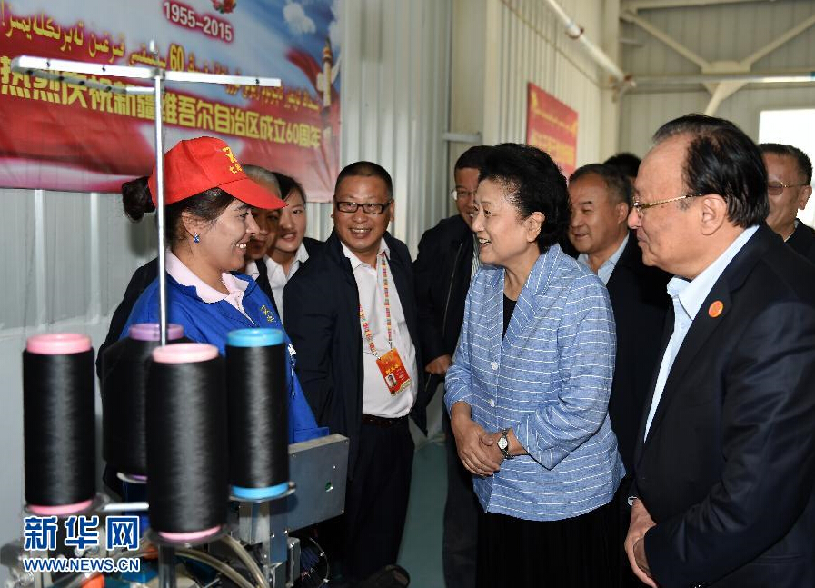 9月28日，中共中央政治局委員、國(guó)務(wù)院副總理、中央代表團(tuán)副團(tuán)長(zhǎng)劉延?xùn)|率中央代表團(tuán)分團(tuán)赴阿克蘇地區(qū)、伊犁哈薩克自治州慰問，與各族干部群眾共度節(jié)日、共享歡樂。這是劉延?xùn)|在阿克蘇紡織工業(yè)城慰問棉紡工人。新華社記者張領(lǐng)攝