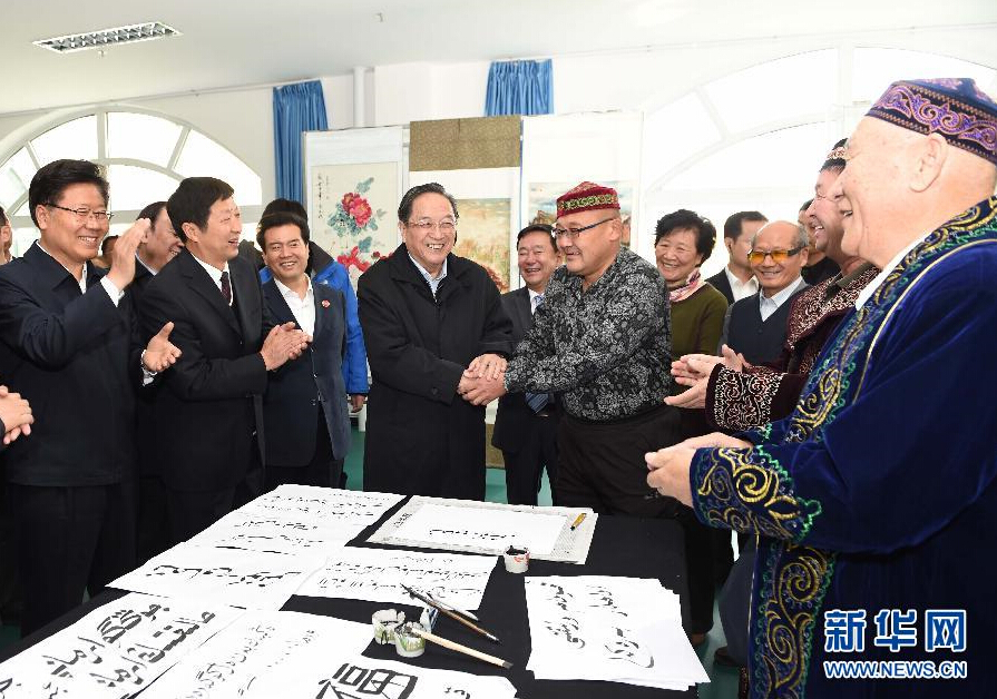 9月29日，中共中央政治局常委、全國政協(xié)主席、中央代表團團長俞正聲率中央代表團部分成員赴阿勒泰地區(qū)看望各族干部群眾。這是俞正聲來到阿勒泰地區(qū)老年人活動中心，觀看老同志書畫展，同老同志親切交談。新華社記者 高潔 攝