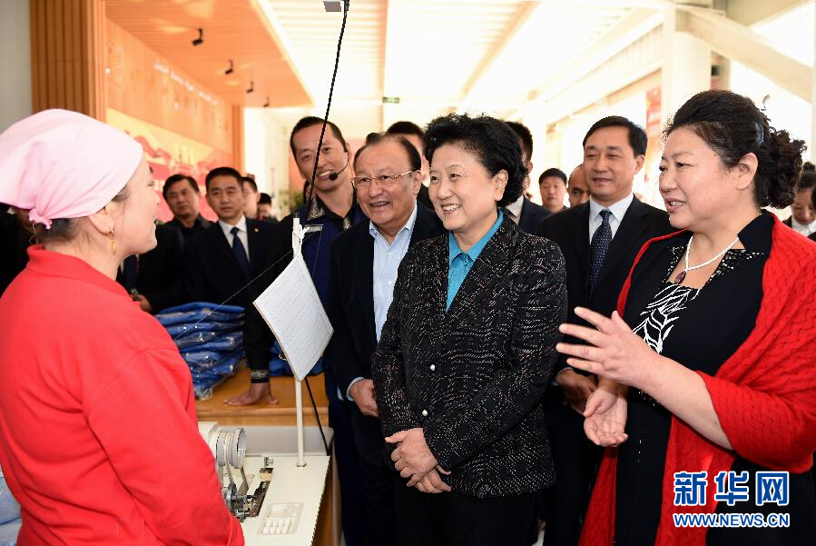 9月29日，中共中央政治局委員、國(guó)務(wù)院副總理、中央代表團(tuán)副團(tuán)長(zhǎng)劉延?xùn)|率中央代表團(tuán)分團(tuán)在伊犁哈薩克自治州看望慰問(wèn)各族干部群眾。這是劉延?xùn)|來(lái)到伊寧市坤漠服裝有限公司考察慰問(wèn)，與維吾爾族女工阿里雅&middot;克里木親切交談。新華社記者張領(lǐng)攝