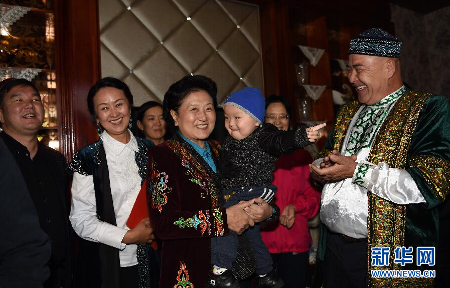 9月29日，中共中央政治局委員、國(guó)務(wù)院副總理、中央代表團(tuán)副團(tuán)長(zhǎng)劉延?xùn)|率中央代表團(tuán)分團(tuán)在伊犁哈薩克自治州看望慰問(wèn)各族干部群眾。這是劉延?xùn)|在伊寧市漢賓鄉(xiāng)發(fā)展村走訪慰問(wèn)哈薩克族村民。新華社記者張領(lǐng)攝