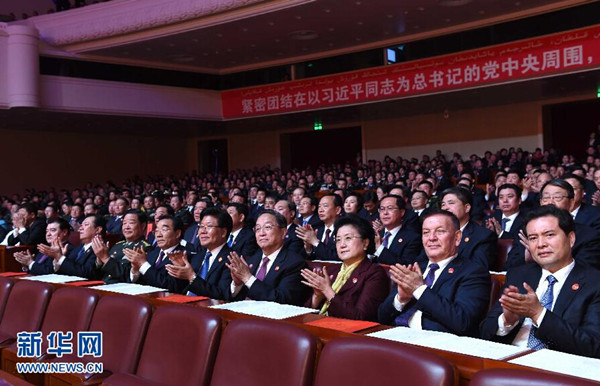     9月30日，慶祝新疆維吾爾自治區(qū)成立60周年文藝晚會《新疆禮贊》在新疆人民會堂精彩呈現(xiàn)。中共中央政治局常委、全國政協(xié)主席、中央代表團團長俞正聲，與2000余名各族群眾代表一起觀看演出。新華社記者 饒愛民 攝