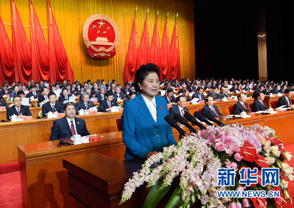 10月1日，慶祝中華人民共和國成立66周年暨新疆維吾爾自治區(qū)成立60周年大會在新疆人民會堂隆重舉行。這是中共中央政治局委員、國務院副總理、中央代表團副團長劉延東宣讀中共中央、全國人大常委會、國務院、全國政協(xié)、中央軍委關于慶祝新疆維吾爾自治區(qū)成立60周年的賀電。新華社記者 饒愛民 攝 