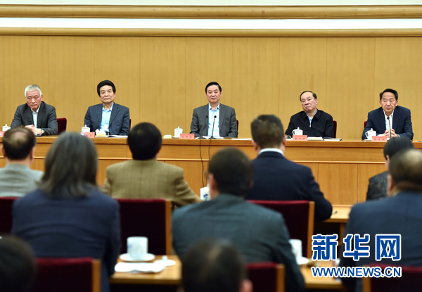 4月8日，中共中央政治局委員、中央書記處書記、中宣部部長劉奇葆在北京同講好中國故事專家學(xué)者、文化交流使者研討班學(xué)員座談。 新華社記者李濤 攝