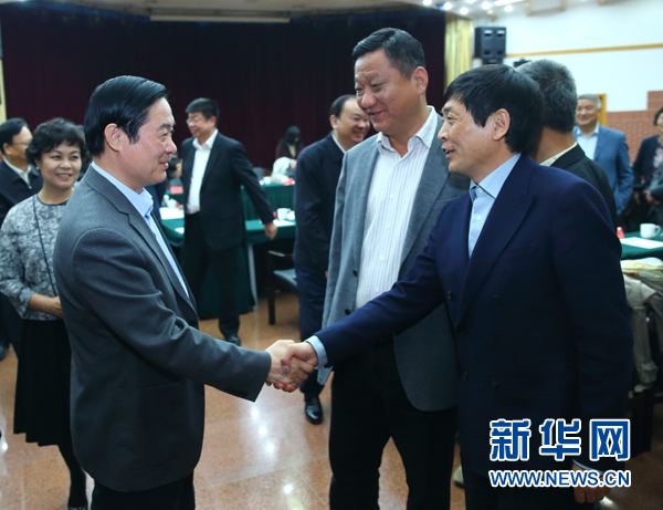 4月12日，中共中央政治局委員、中央書記處書記、中宣部部長劉奇葆在北京出席&ldquo;走向世界的中國兒童文學(xué)&rdquo;座談會(huì)并講話。這是座談會(huì)后，劉奇葆與國際安徒生獎(jiǎng)獲得者、兒童文學(xué)作家曹文軒握手。新華社記者丁海濤攝