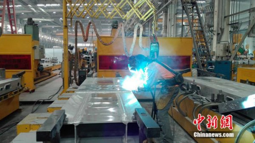 中車青島四方機車車輛股份有限公司&ldquo;80后&rdquo;高級技師張合禮在車間焊接鋼縫。