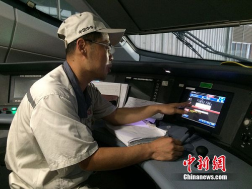 中車青島四方機車車輛股份有限公司高鐵調(diào)試高級技師周勇在演示調(diào)試過程。中新網(wǎng) 邱宇 攝
