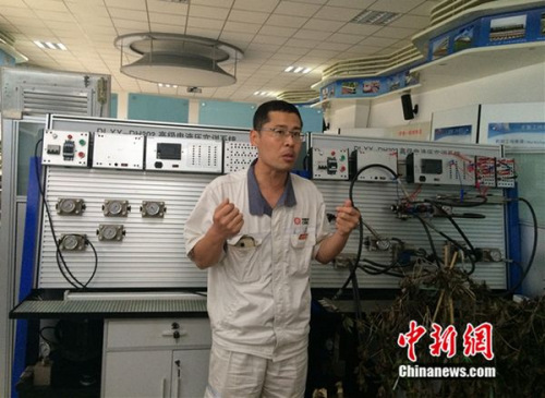 周勇在工作室介紹設備。中新網(wǎng) 邱宇攝