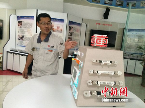 周勇在工作室介紹他制作的模型。中新網(wǎng) 邱宇 攝