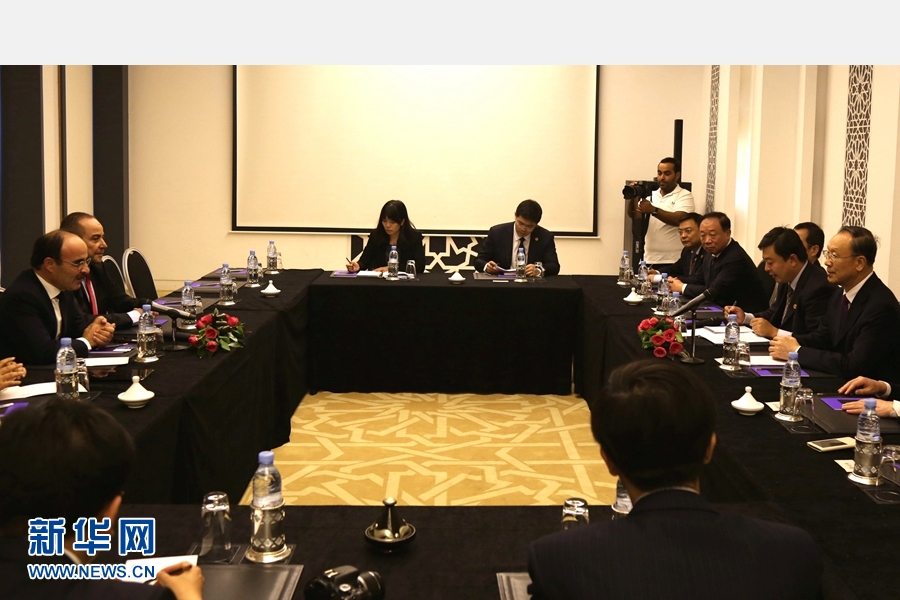 9月19日，在摩洛哥首都拉巴特，中共中央書記處書記、全國政協(xié)副主席杜青林（右一）會見摩洛哥真實(shí)性與現(xiàn)代黨總書記奧馬里（左一）。應(yīng)摩洛哥參議院邀請，中共中央書記處書記、全國政協(xié)副主席杜青林于18日至20日率中共代表團(tuán)訪摩，分別會見政府首腦本&middot;基蘭、參議長本希馬、真實(shí)性與現(xiàn)代黨總書記奧馬里等。新華社記者劉鍇攝