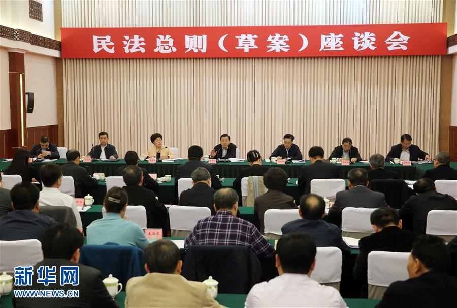 這是11月23日，張德江在成都主持召開座談會，11個省（區(qū)、市）人大常委會負責同志、部分全國人大代表、法律工作者及專家學者參加會議。新華社記者 劉衛(wèi)兵 攝 