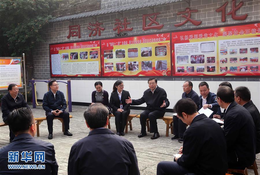 這是11月21日，張德江來到宜賓李莊鎮(zhèn)同濟社區(qū)，了解社區(qū)的工作情況。 新華社記者 劉衛(wèi)兵 攝 