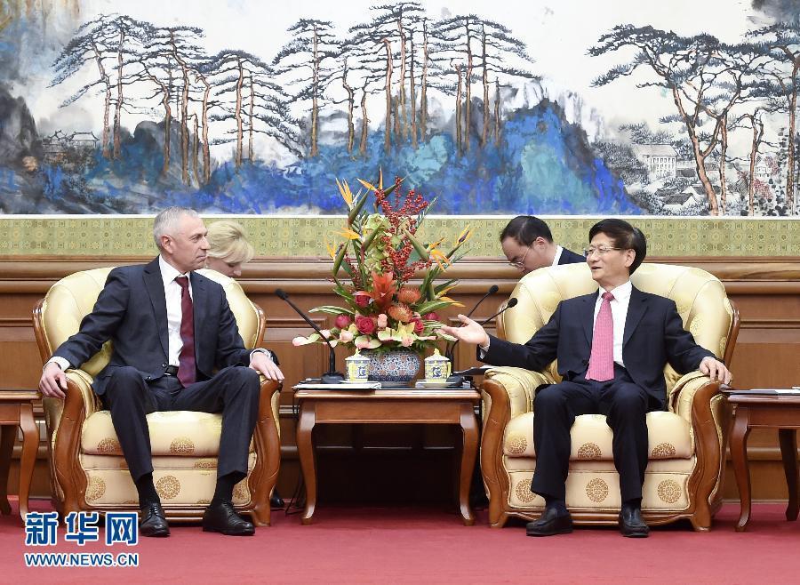 11月25日，中共中央政治局委員、中央政法委書記孟建柱在北京會見白俄羅斯總統(tǒng)辦公廳副主任米茨克維奇。 新華社記者燕雁攝 