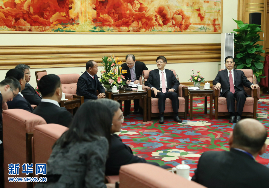 12月27日，中共中央政治局委員、中央政法委書記孟建柱在北京集體會(huì)見出席湄公河流域執(zhí)法安全合作機(jī)制成立五周年部長(zhǎng)級(jí)會(huì)議的各國(guó)代表團(tuán)團(tuán)長(zhǎng)。新華社記者 王曄 攝 