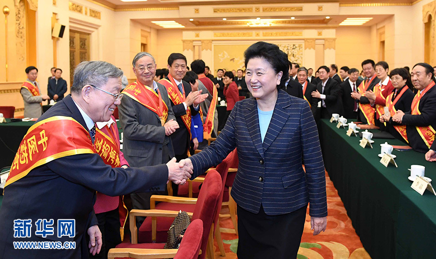 12月29日，中共中央政治局委員、國務(wù)院副總理劉延?xùn)|在北京與中醫(yī)藥高等學(xué)校教學(xué)名師座談。這是座談會(huì)前，劉延?xùn)|與獲得表彰的教師握手。新華社記者 張鐸 攝