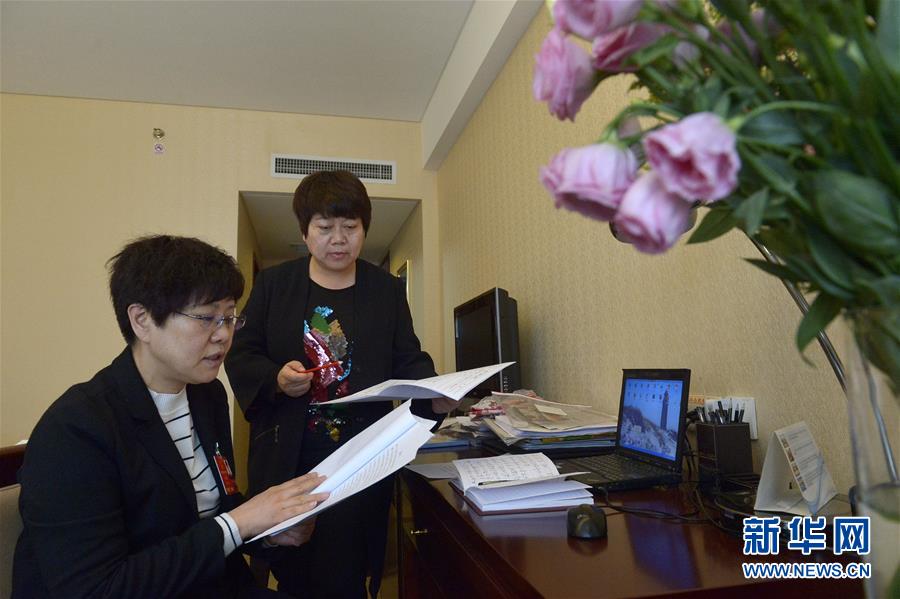 （兩會(huì)）（1）&ldquo;會(huì)休人不休&rdquo;