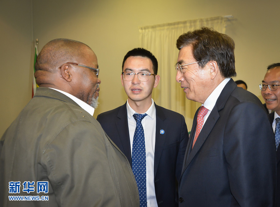3月26日，中共中央政治局委員、北京市委書記郭金龍（前右）在南非約翰內(nèi)斯堡與執(zhí)政的南非非洲人國民大會(huì)總書記曼塔謝（前左）舉行工作會(huì)談。  新華社記者趙熙攝