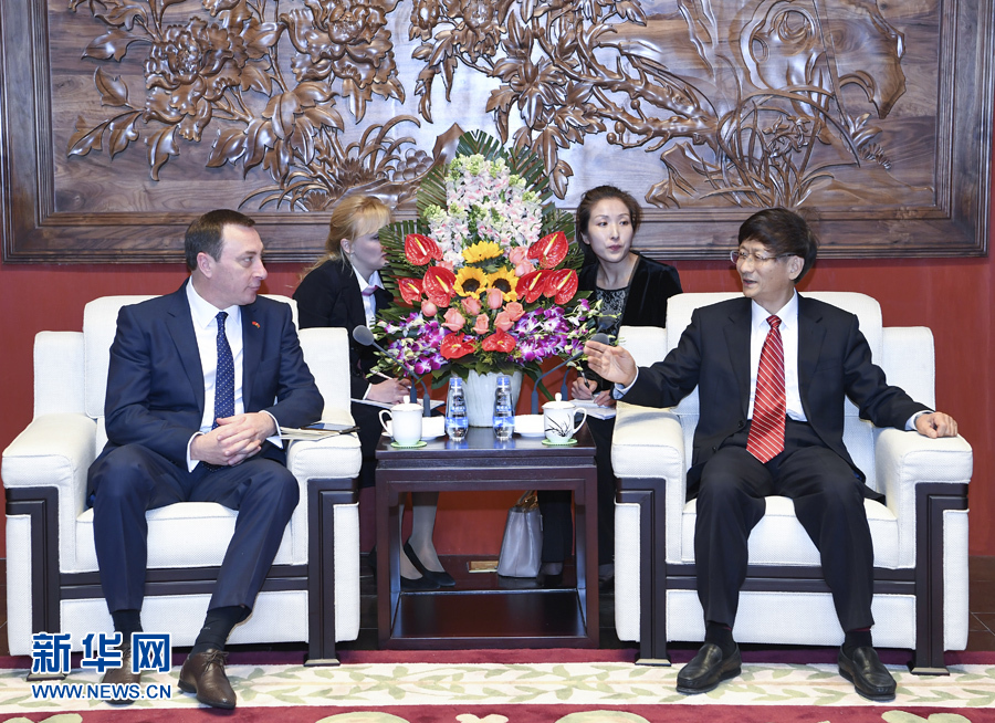 4月10日，中共中央政治局委員、中央政法委書(shū)記、中白政府間合作委員會(huì)中方主席孟建柱在北京會(huì)見(jiàn)白俄羅斯總統(tǒng)辦公廳副主任、中白政府間合作委員會(huì)白方主席斯諾普科夫。新華社記者 張領(lǐng) 攝