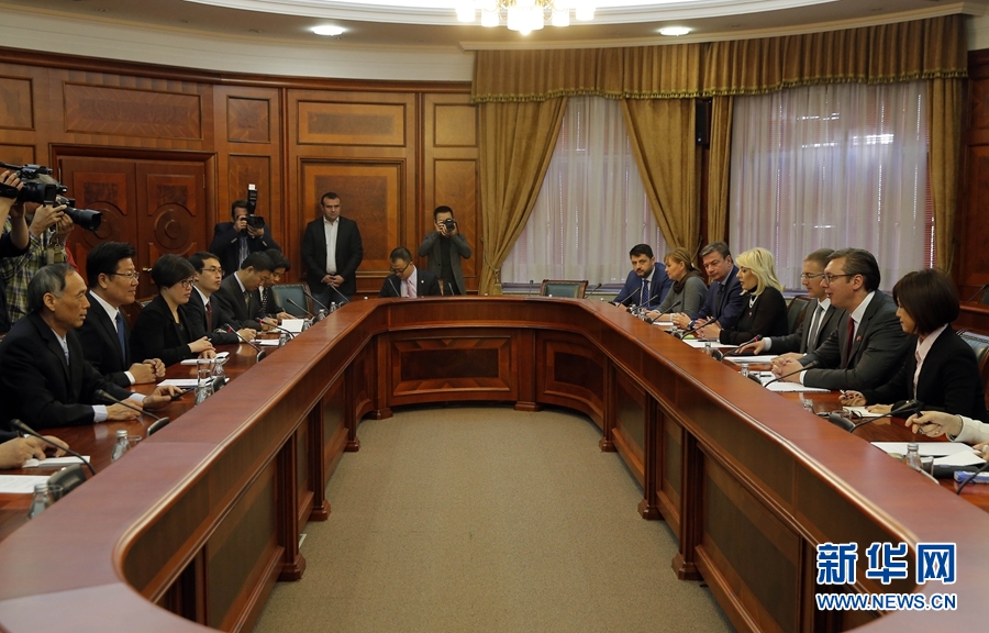 4月12日，塞爾維亞前進黨主席、政府總理武契奇（右二）在貝爾格萊德會見中共中央政治局委員、中央黨的建設工作領導小組副組長張春賢（左二）。新華社發(fā)（普雷德拉格&middot;米洛薩夫列維奇攝）