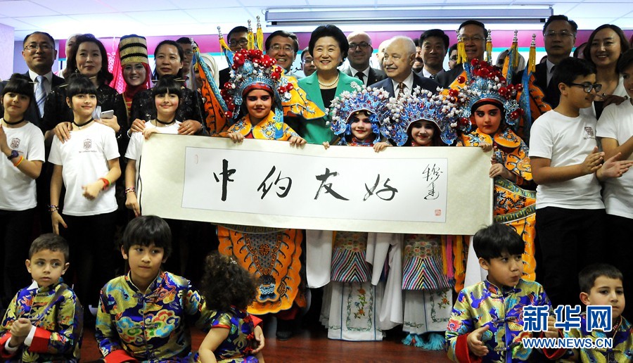 4月20日，在約旦首都安曼，中國(guó)國(guó)務(wù)院副總理劉延?xùn)|（中）考察TAG孔子學(xué)院。 新華社記者林曉蔚攝