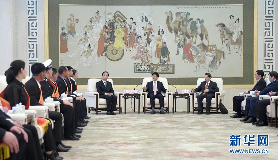 4月24日，第十三屆全國見義勇為英雄模范表彰大會在北京人民大會堂召開。會前，中共中央政治局委員、中央政法委書記孟建柱與見義勇為英雄模范及家屬代表座談。國務委員、公安部部長郭聲琨出席座談會并在表彰大會上講話。新華社記者 張鐸 攝