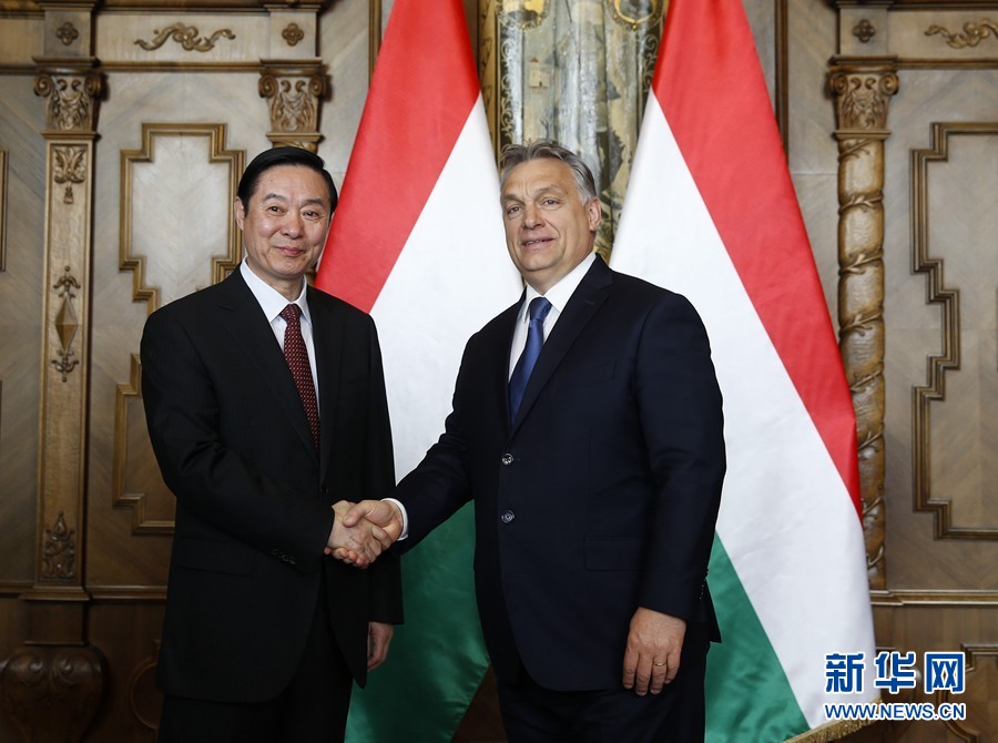 4月24日，在匈牙利首都布達佩斯，匈牙利總理、青民盟主席歐爾班（右）會見中共中央政治局委員、中央書記處書記、中宣部部長劉奇葆。新華社記者葉平凡攝
