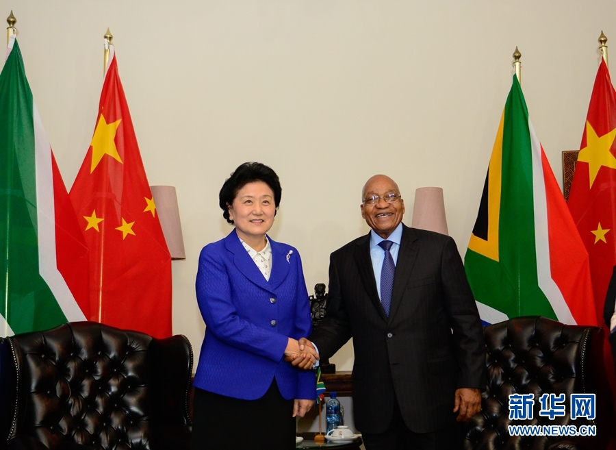 4月25日，南非總統(tǒng)祖馬（右）在比勒陀利亞總統(tǒng)官邸會見正在對南非進行正式訪問并出席中南高級別人文交流機制首次會議的中國國務院副總理劉延東。 新華社記者 翟健嵐 攝