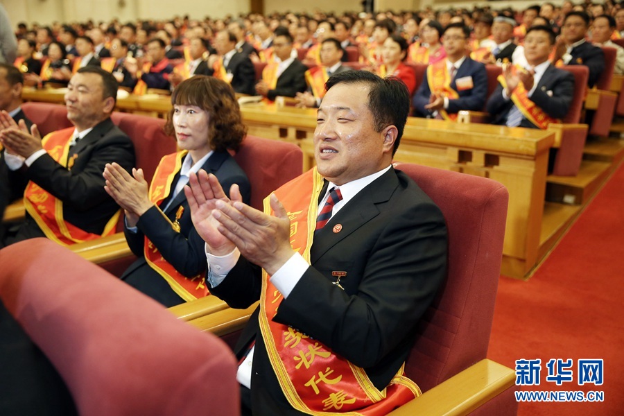 這是與會(huì)代表在表彰大會(huì)上鼓掌。新華社記者 才揚(yáng) 攝