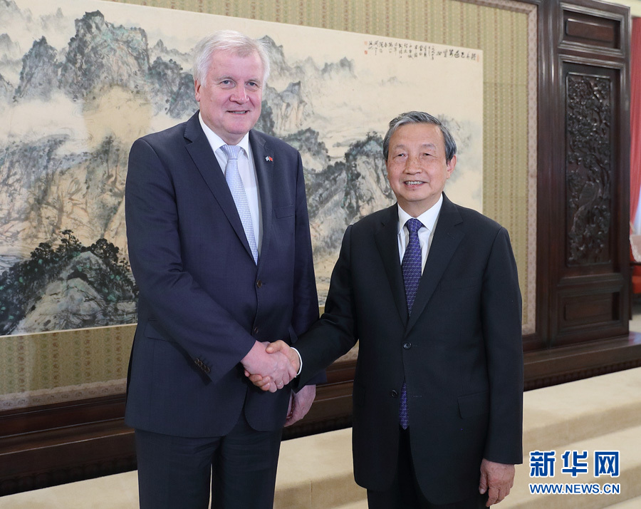 5月10日，國務院副總理馬凱在北京中南海紫光閣會見德國巴伐利亞州州長、基社盟主席霍斯特&middot;澤霍費爾一行。 新華社記者王曄攝