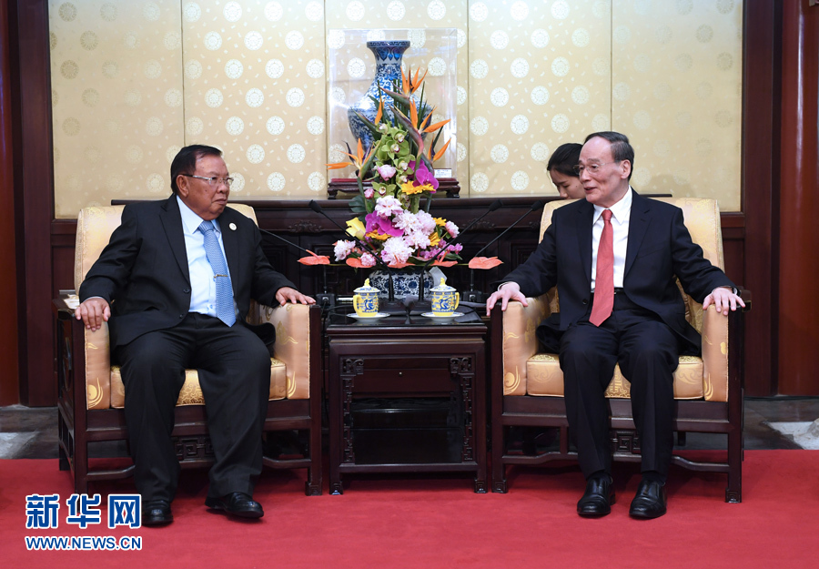 5月13日，中共中央政治局常委、中央紀委書記王岐山在北京釣魚臺國賓館會見老撾人民革命黨中央總書記、國家主席本揚。 新華社記者 饒愛民攝
